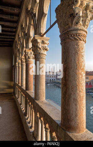 Spalten im Ca D'Oro gotische Palazzo in Venedig Italien. Blick auf den Campanile in San Marco Stockfoto