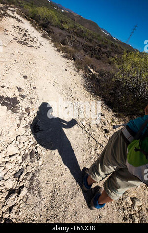 Schatten von einem Walker mit walking Stock und Rucksack auf einem Pfad in San Miguel, Teneriffa, Kanarische Inseln, Spanien Stockfoto