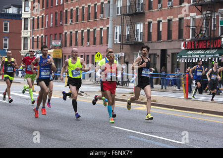 Läufer-Rennen auf der 4th Avenue durch Park Slope Brooklyn während der 1. Etappe des New York City Marathon. Stockfoto