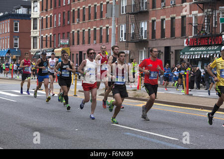 Läufer-Rennen auf der 4th Avenue durch Park Slope Brooklyn während der 1. Etappe des New York City Marathon. Stockfoto