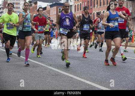 Läufer-Rennen auf der 4th Avenue durch Park Slope Brooklyn während der 1. Etappe des New York City Marathon. Stockfoto