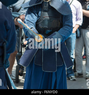 Kendo Kämpfer Spiel in traditioneller Kleidung und Bambus Schwert, japanische Kampfkunst Stockfoto