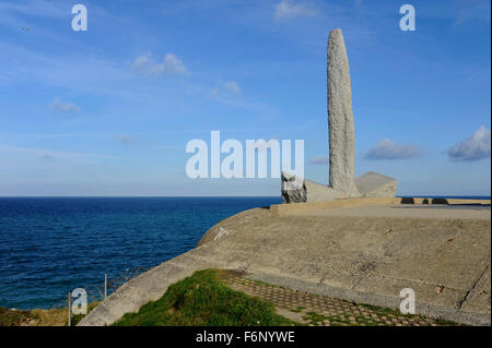 D-Day, Ranger Denkmal, Granit Dolch auf Bunker, Pointe du Hoc, Landung Strand, Calvados, Normandie, Normandie, Frankreich, WWII Stockfoto