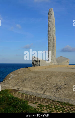 D-Day, Ranger Denkmal, Granit Dolch auf Bunker, Pointe du Hoc, Landung Strand, Calvados, Normandie, Normandie, Frankreich, WWII Stockfoto