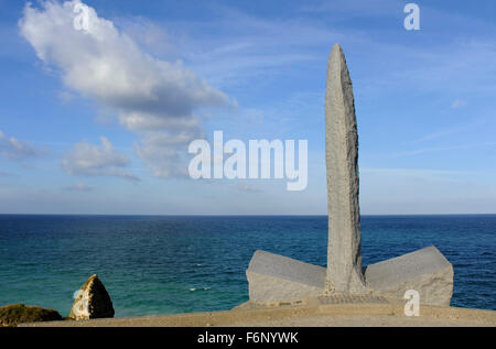 D-Day, Ranger Denkmal, Granit Dolch auf Bunker, Pointe du Hoc, Landung Strand, Calvados, Normandie, Normandie, Frankreich, WWII Stockfoto