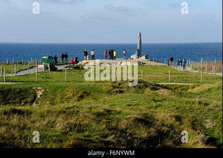 D-Day, Ranger Denkmal, Granit Dolch auf Bunker, Pointe du Hoc, Landung Strand, Calvados, Normandie, Normandie, Frankreich, WWII Stockfoto