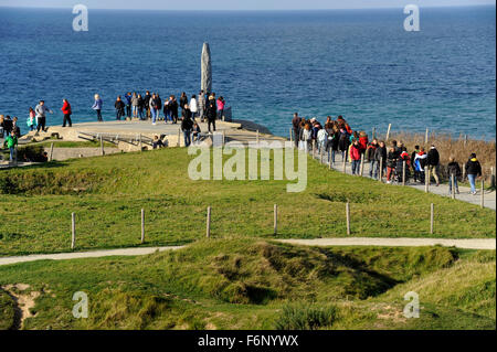 D-Day, Ranger Denkmal, Granit Dolch auf Bunker, Pointe du Hoc, Landung Strand, Calvados, Normandie, Normandie, Frankreich, WWII Stockfoto