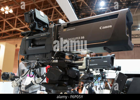 Canon 4K-Objektive für TV-Kameras auf dem Display während der International Broadcast Equipment Exhibition (Inter BEE) in Makuhari Messe am 18. November 2015, Chiba, Japan. Die Ausstellung zeigt die neueste audiovisuelle Medientechnik einschließlich 8K Displays und neue Kamera-Ausrüstung. Inter BEE findet von November 18 bis 20. (Foto von Rodrigo Reyes Marin/AFLO) Stockfoto