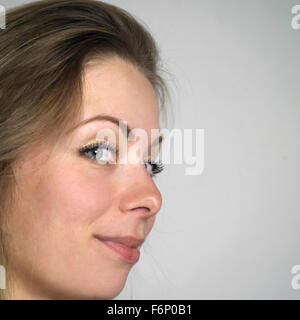 Hübsche junge Blondine Stockfoto