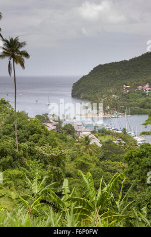 Die Einlass und kleinen Hafen von Marigot Bay auf St. Lucia, betrachtet aus dem nahe gelegenen Hügel. Stockfoto