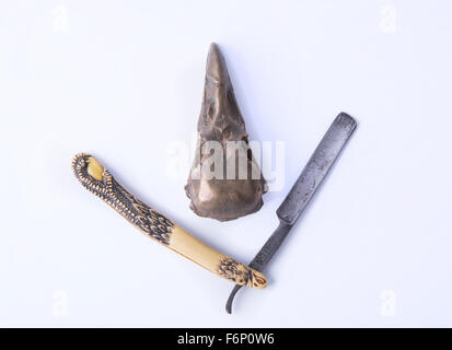 isolierte Messing Krähe scull Stockfoto