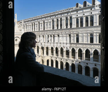 Anzeigen der Innenhof Fassade am Dogenpalast am Markusplatz, San Marco, Venedig Touristen. Stockfoto