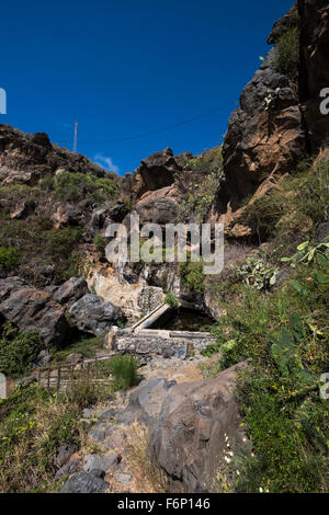 Alten Wasserspeicher und Waschplatz am unteren Rand einer Klippe in einen Barranco in der Nähe von San Miguel, Teneriffa, Kanarische Inseln, Spanien, Stockfoto