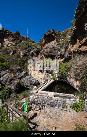 Alten Wasserspeicher und Waschplatz am unteren Rand einer Klippe in einen Barranco in der Nähe von San Miguel, Teneriffa, Kanarische Inseln, Spanien, Stockfoto