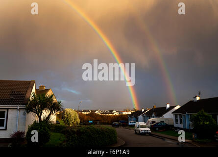 Regenbogen über soziale oder des Rates Gehäuse in eine Choill, Burtonport, County Donegal, Irland Stockfoto