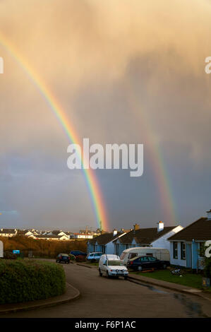 Regenbogen über soziale oder des Rates Gehäuse in eine Choill, Burtonport, County Donegal, Irland Stockfoto