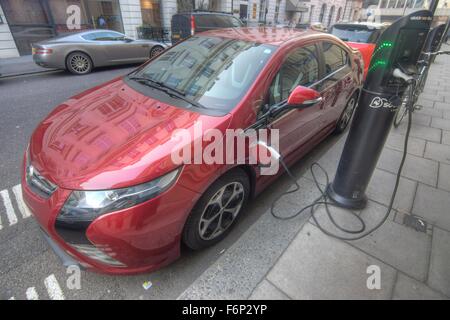 Chevvy Volt Elektroauto laden in London.  Vauxhall Ampera.   Elektro-Auto eingesteckt. Stockfoto