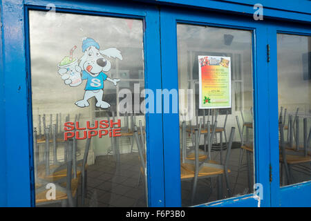 Außerhalb der Saison im Grand Hotel in Llandudno Pier, Conwy, Wales. Stockfoto