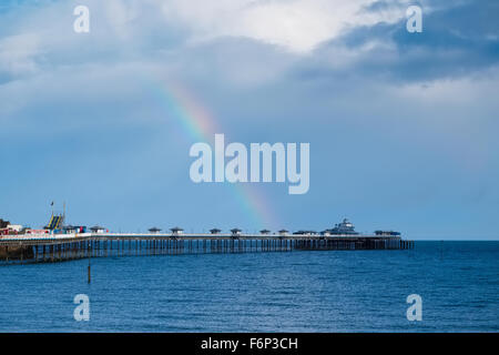 Regenbogen über Llandudno Pier, Conwy, Wales, UK Stockfoto