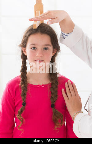 Arzt-Messung der Mädchen Statur Stockfoto