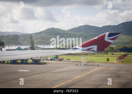 Die Nationalflagge schmückt die Flügelspitze eines Virgin Atlantic Flugzeug als es Taxi für den Start am Hewanorra International Airport Stockfoto