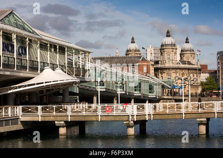Großbritannien, England, Yorkshire, Hull, Princes Dock Shopping Centre, Princes Dock Street Eingang und Maritime Museum Stockfoto