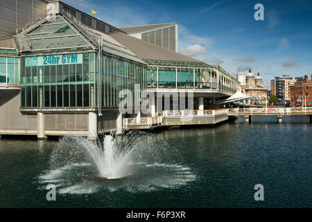 Großbritannien, England, Yorkshire, Hull, Princes Dock Shopping Centre, Brunnen von 24-Stunden-Fitness-Studio Stockfoto