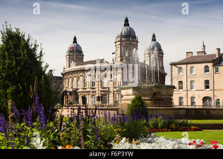 Großbritannien, England, Yorkshire, Hull, Queens Gardens, Blumen Einpflanzen und Maritime Museum im ehemaligen Dock-Büros Stockfoto