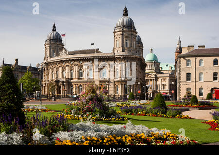 Großbritannien, England, Yorkshire, Hull, Queens Gardens, Blumen Einpflanzen und Maritime Museum im ehemaligen Dock-Büros Stockfoto