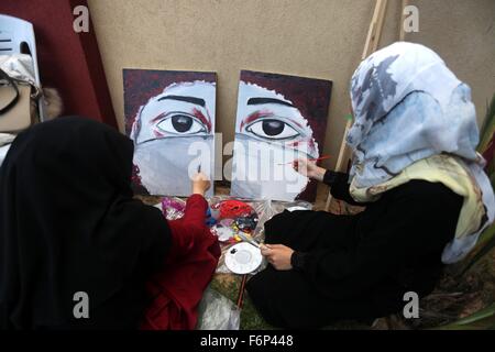 Gaza-Stadt, Gazastreifen, Palästinensische Gebiete. 18. November 2015. Palästinenser malen Wandbilder im Rahmen einer Veranstaltung zur Solidarität mit den Palästinensern im Westjordanland und Jerusalem in Gaza-Stadt am 18. November 2015. Der Anstieg der Gewalt in Israel, Jerusalem und im israelisch besetzten Westjordanland hat teilweise geschürt wurde, durch einen Streit über Zugriff auf eine Website in Jerusalem, die Heilige beide Muslime Credit: Mohammed Asad/APA Bilder/ZUMA Draht/Alamy Live News Stockfoto