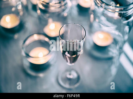 Rot Wein und Tee Kerzen in Gläsern. Stockfoto