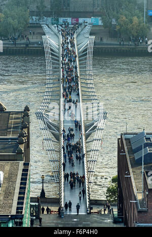 Die Millennium Bridge.  Brücke über die Themse Stockfoto