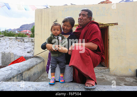 SPITI VALLEY - Mönch sitzt mit Tochter und Enkelin im Kloster Tabo, Himachal Pradesh, Indien Stockfoto