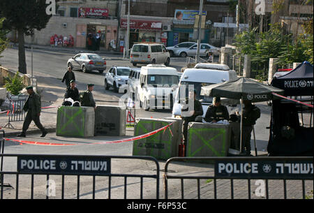 Jerusalem, Jerusalem, Palästina. 18. November 2015. Israelische Polizisten Wache am israelischen Checkpoint Suwaneh Viertel in Jerusalem am 18. November 2015. Im vergangenen Monat eine Polizeisprecherin sagte, dass Prüfpunkte bei eingerichtet wurden '' die Ausgänge der palästinensischen Dörfer und Stadtteile in Ost-Jerusalem-Credit: Mahfouz Abu Türke/APA Bilder/ZUMA Draht/Alamy Live News Stockfoto