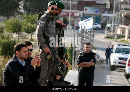 Jerusalem, Jerusalem, Palästina. 18. November 2015. Israelische Polizisten Wache am israelischen Checkpoint Suwaneh Viertel in Jerusalem am 18. November 2015. Im vergangenen Monat eine Polizeisprecherin sagte, dass Prüfpunkte bei eingerichtet wurden '' die Ausgänge der palästinensischen Dörfer und Stadtteile in Ost-Jerusalem-Credit: Mahfouz Abu Türke/APA Bilder/ZUMA Draht/Alamy Live News Stockfoto