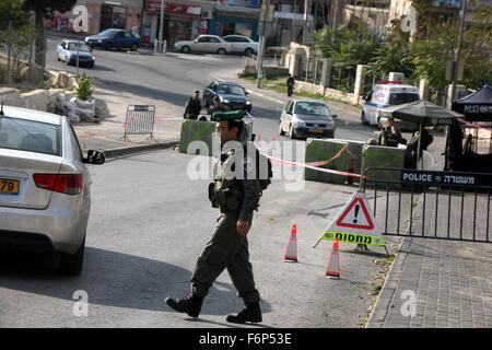 Jerusalem, Jerusalem, Palästina. 18. November 2015. Israelische Polizisten Wache am israelischen Checkpoint Suwaneh Viertel in Jerusalem am 18. November 2015. Im vergangenen Monat eine Polizeisprecherin sagte, dass Prüfpunkte bei eingerichtet wurden '' die Ausgänge der palästinensischen Dörfer und Stadtteile in Ost-Jerusalem-Credit: Mahfouz Abu Türke/APA Bilder/ZUMA Draht/Alamy Live News Stockfoto