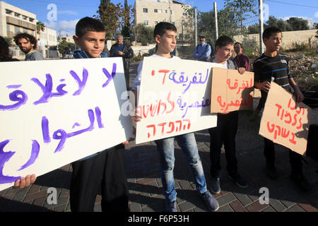 Jerusalem, Jerusalem, Palästina. 18. November 2015. Palästinensische und ausländische Aktivisten halten Banner während einer Protestaktion gegen die israelischen Checkpoint der Suwaneh Viertel in Jerusalem am 18. November 2015. Im vergangenen Monat eine Polizeisprecherin sagte, dass Prüfpunkte bei eingerichtet wurden '' die Ausgänge der palästinensischen Dörfer und Stadtteile in Ost-Jerusalem-Credit: Mahfouz Abu Türke/APA Bilder/ZUMA Draht/Alamy Live News Stockfoto