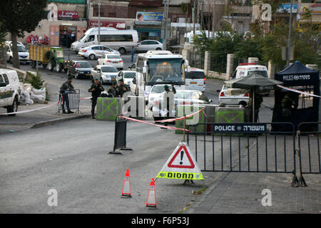 Jerusalem, Jerusalem, Palästina. 18. November 2015. Israelische Polizisten Wache am israelischen Checkpoint Suwaneh Viertel in Jerusalem am 18. November 2015. Im vergangenen Monat eine Polizeisprecherin sagte, dass Prüfpunkte bei eingerichtet wurden '' die Ausgänge der palästinensischen Dörfer und Stadtteile in Ost-Jerusalem-Credit: Mahfouz Abu Türke/APA Bilder/ZUMA Draht/Alamy Live News Stockfoto