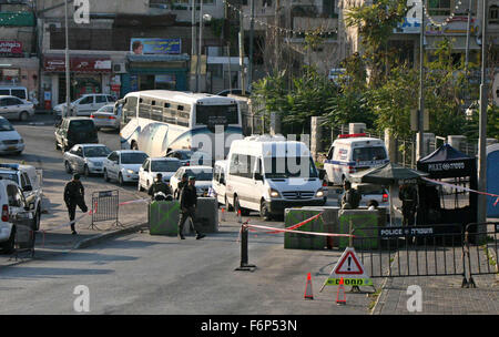 Jerusalem, Jerusalem, Palästina. 18. November 2015. Israelische Polizisten Wache am israelischen Checkpoint Suwaneh Viertel in Jerusalem am 18. November 2015. Im vergangenen Monat eine Polizeisprecherin sagte, dass Prüfpunkte bei eingerichtet wurden '' die Ausgänge der palästinensischen Dörfer und Stadtteile in Ost-Jerusalem-Credit: Mahfouz Abu Türke/APA Bilder/ZUMA Draht/Alamy Live News Stockfoto