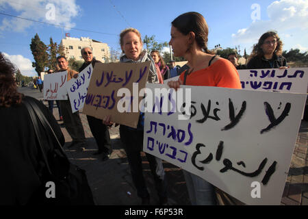 Jerusalem, Jerusalem, Palästina. 18. November 2015. Palästinensische und ausländische Aktivisten halten Banner während einer Protestaktion gegen die israelischen Checkpoint der Suwaneh Viertel in Jerusalem am 18. November 2015. Im vergangenen Monat eine Polizeisprecherin sagte, dass Prüfpunkte bei eingerichtet wurden '' die Ausgänge der palästinensischen Dörfer und Stadtteile in Ost-Jerusalem-Credit: Mahfouz Abu Türke/APA Bilder/ZUMA Draht/Alamy Live News Stockfoto