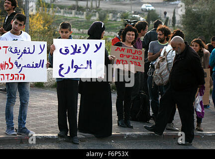 Jerusalem, Jerusalem, Palästina. 18. November 2015. Palästinensische und ausländische Aktivisten halten Banner während einer Protestaktion gegen die israelischen Checkpoint der Suwaneh Viertel in Jerusalem am 18. November 2015. Im vergangenen Monat eine Polizeisprecherin sagte, dass Prüfpunkte bei eingerichtet wurden '' die Ausgänge der palästinensischen Dörfer und Stadtteile in Ost-Jerusalem-Credit: Mahfouz Abu Türke/APA Bilder/ZUMA Draht/Alamy Live News Stockfoto