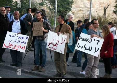 Jerusalem, Jerusalem, Palästina. 18. November 2015. Palästinensische und ausländische Aktivisten halten Banner während einer Protestaktion gegen die israelischen Checkpoint der Suwaneh Viertel in Jerusalem am 18. November 2015. Im vergangenen Monat eine Polizeisprecherin sagte, dass Prüfpunkte bei eingerichtet wurden '' die Ausgänge der palästinensischen Dörfer und Stadtteile in Ost-Jerusalem-Credit: Mahfouz Abu Türke/APA Bilder/ZUMA Draht/Alamy Live News Stockfoto