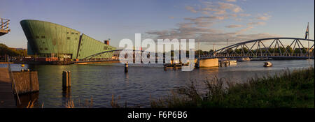 Moderne zweiteilige Brücke Mr JJ van der Veldebrug, die Oosterdokskade und Science Center Nemo in Amsterdam verbunden Stockfoto