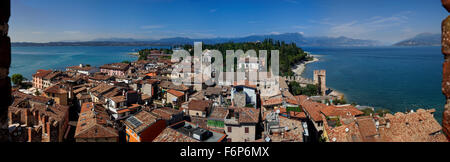 Panorama-Blick auf Altstadt Sirmione, schönen Gardasee und Italienische Alpen von Scaliger Burg (Italien) Stockfoto