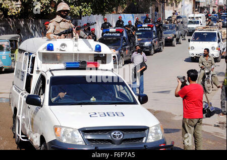 Rangers und Polizei Konvoi Patrouillen in Stadt während Flagge März recht pflegeleicht und Auftragslage als Sicherheit ziehen, im Zusammenhang mit der Kommunalwahl Körper in Hyderabad auf Mittwoch, 18. November 2015. Stockfoto