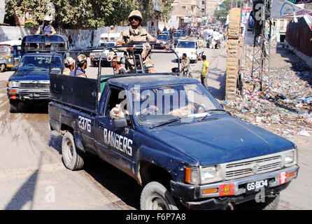 Rangers und Polizei Konvoi Patrouillen in Stadt während Flagge März recht pflegeleicht und Auftragslage als Sicherheit ziehen, im Zusammenhang mit der Kommunalwahl Körper in Hyderabad auf Mittwoch, 18. November 2015. Stockfoto