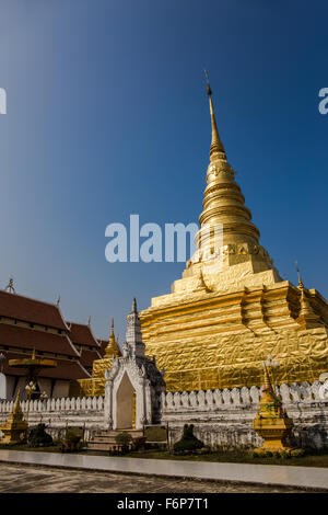 Goldene Pagode mit blauem Himmel, Wat Phra, Chae hängen - Nan, Thailand Stockfoto