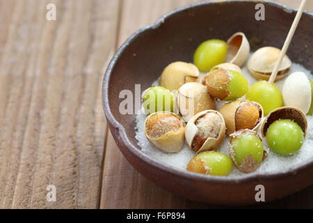 Salz geröstet Ginkgonüsse, japanisches Essen, Nahaufnahme Stockfoto