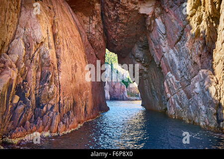 Les Calanches de Piana, Höhle in Kreidefelsen, Golfe de Porto, Korsika, Frankreich Stockfoto