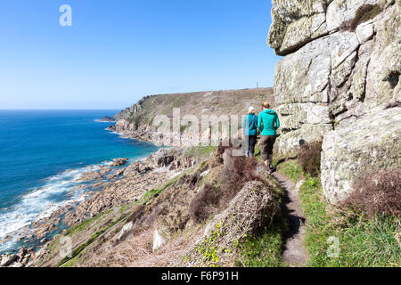 Zwei Frauen zu Fuß auf dem South West Coast Path in der Nähe von Cape Cornwall St nur Cornwall South West England UK Stockfoto